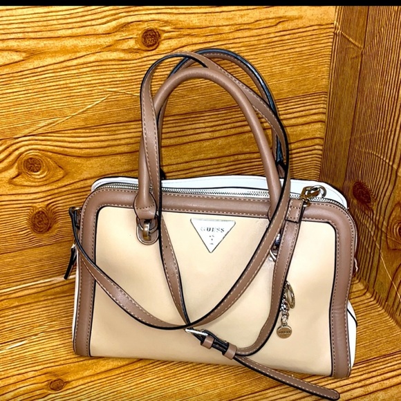Guess ORIGINAL- FAUX-LEATHER SATCHEL GUESS BAG NGN 25000 immaculately EUC 💯🔥🔥 - Picture 5 of 15